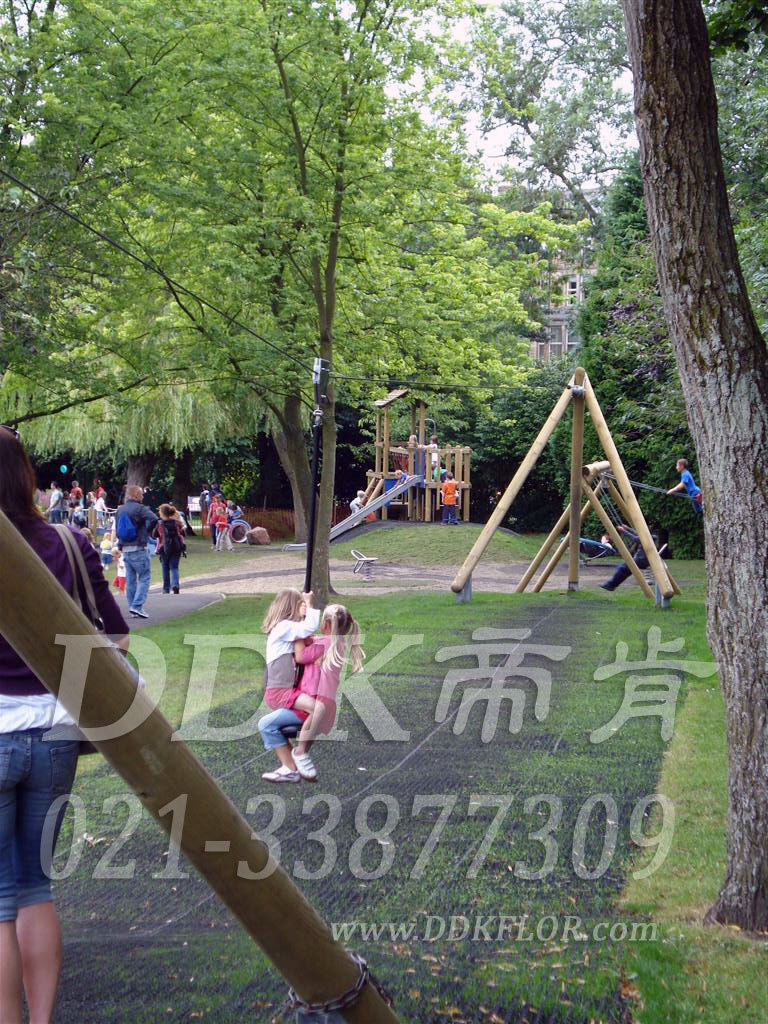 公园儿童游戏区_草坪地面保护_黑色样板图片，帝肯(DDK)_400_222效果图，草坪保护垫