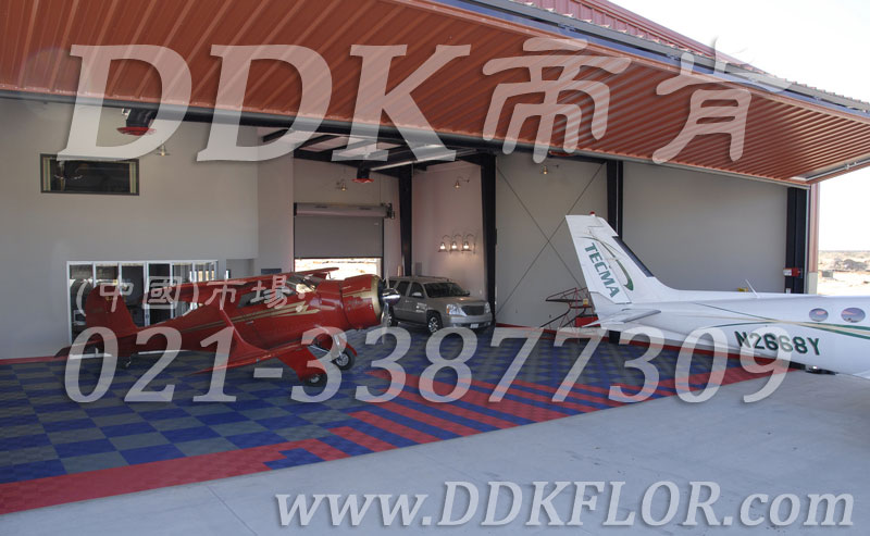 私人飞机停机坪做法（9）_私人飞机库停机地面_蓝灰红色组合地板