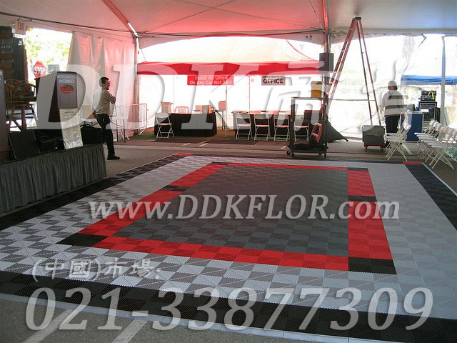 SIAL国际展会室外帐篷演讲互动区地面铺设灰白组合红色及黑色防滑地板材料实景