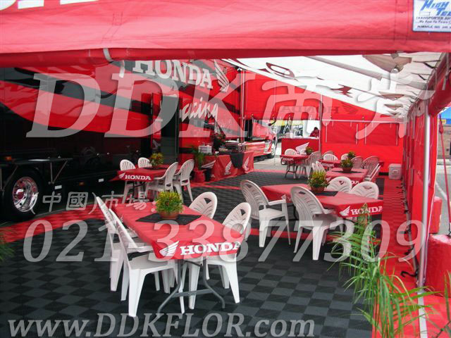 F1国际赛事honda本田车队休憩区帐篷地面塑胶地板铺设实景_灰红两色组合效果