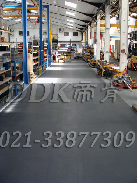 庞巴迪牵引系统有限公司某厂区地板铺装地面耐磨材料现场图例_灰色通道地毯