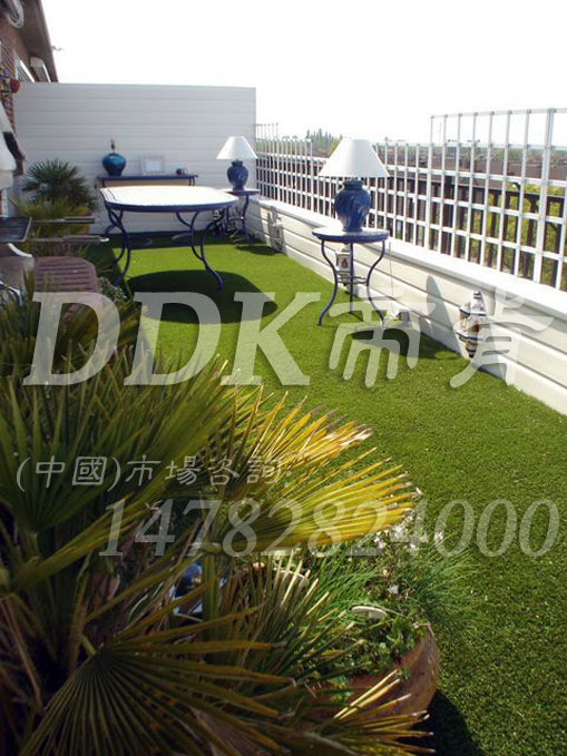 【室外阳台铺塑料草坪好吗】室外阳台专用塑料草坪介绍