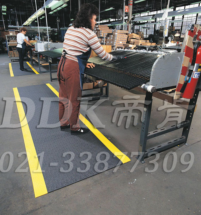 【平纹防滑表面工厂通道软地毯】提供舒适型聚氯乙烯发泡工厂通道防滑地毯卷材（经济型），3MM-5MM厚可定制。