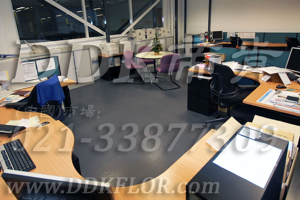 办公室地面装修材料（4）_办公室片材地板颜色-灰色_平板纹