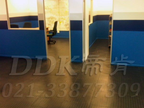 办公室地面装修材料（12）_办公室片材地板颜色-灰色_圆扣纹