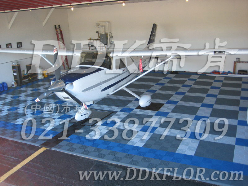 私人飞机停机坪做法（4）_蓝色加灰色私人飞机库停机地面地板
