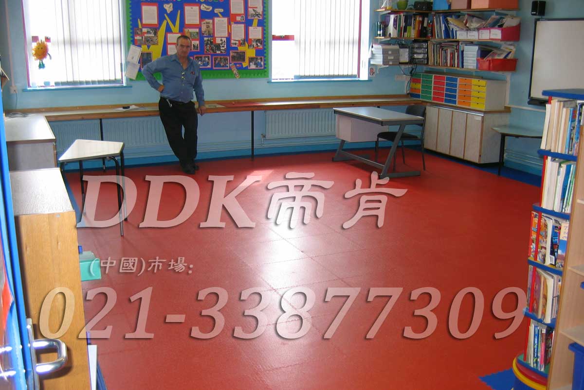 服帖易安装的幼儿园专用pvc地板_红色铺贴（3）