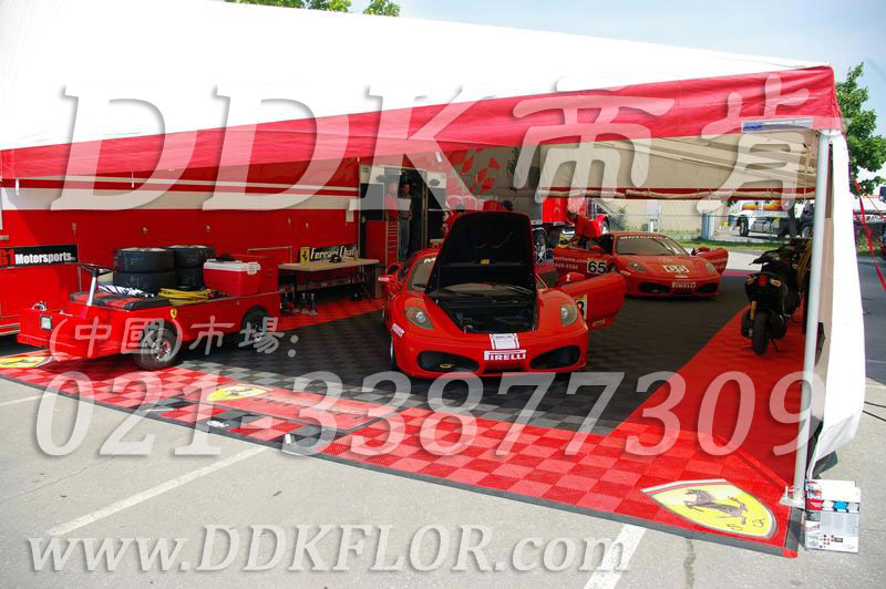 Ferrari法拉利P房PitHouse帐篷地面铺设专用地板材料实景_灰红拼装防油耐压地板效果