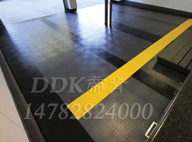 【工厂抗压拼装地板】黑灰相拼色样板图片,帝肯(DDK)_3000_9979（工厂用耐酸碱耐磨防油地面砖）效果图,厂房地板材料,工厂金属地板,车间地板砖