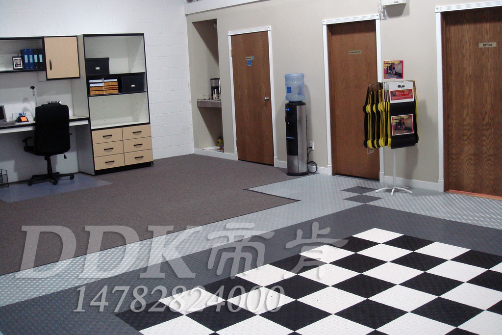 【办公室简易地板】黑白灰拼色样板图片,帝肯(DDK)_3000_9979（工厂用耐酸碱耐磨防油地面砖）效果图,办公室地板胶,办公室片材地板