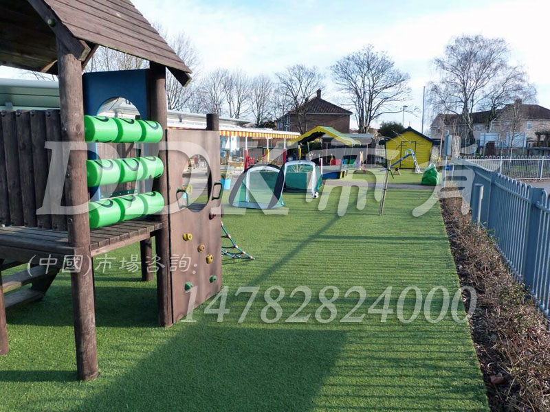【儿童室外游乐场地面材料】绿色人造草坪样板儿童室外游乐场地面材料
